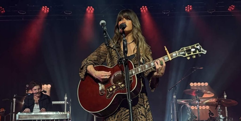 Ella Langley performing live at the concert.
