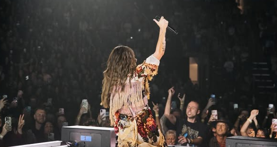 Back view of Ella Langley performing at the concert.