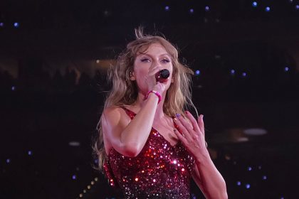 Taylor Swift performing live.