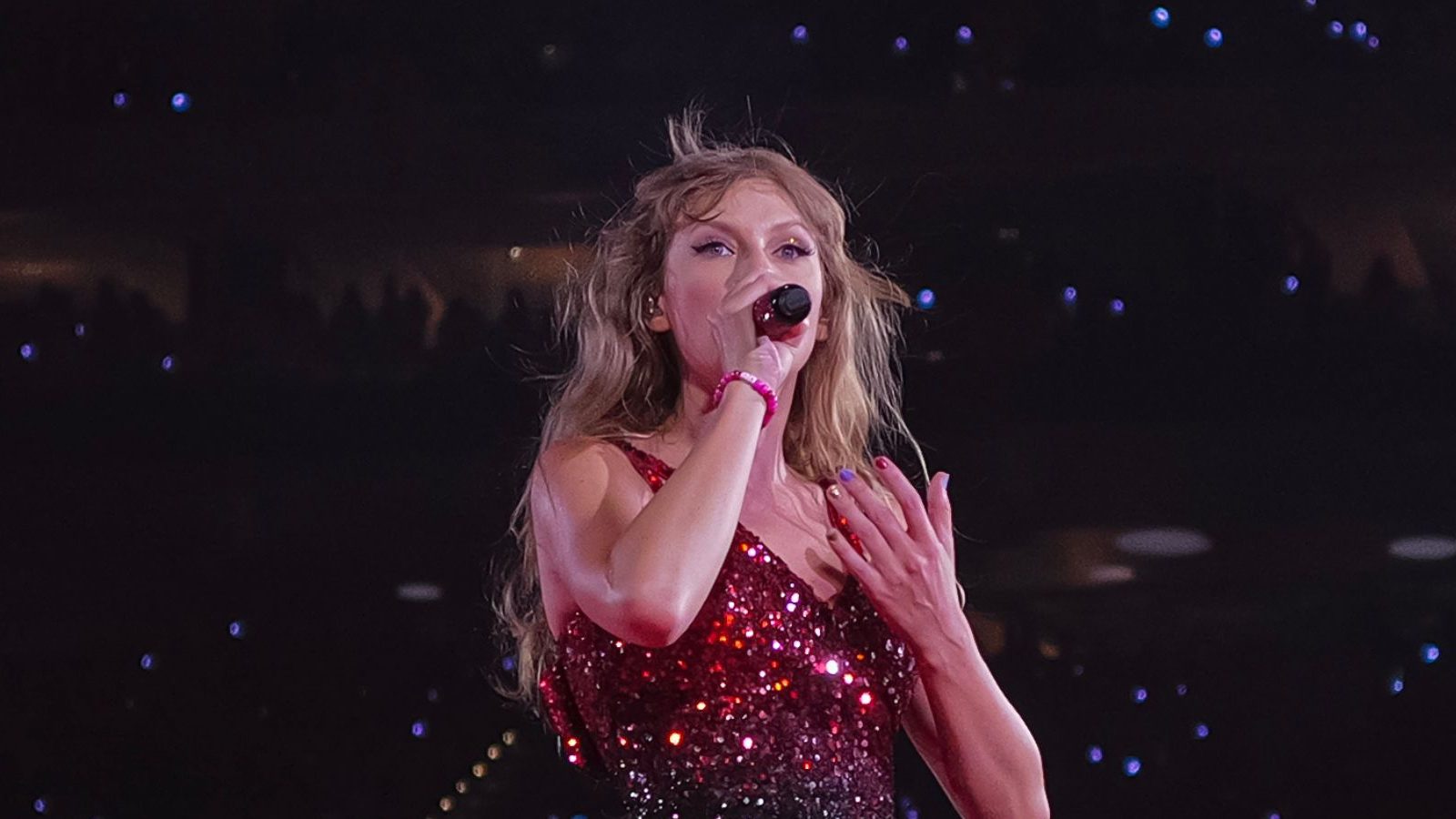 Taylor Swift performing live.