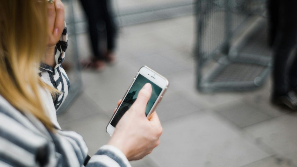 A woman holding smartphone.