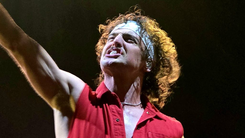 Benson Boone performing live.