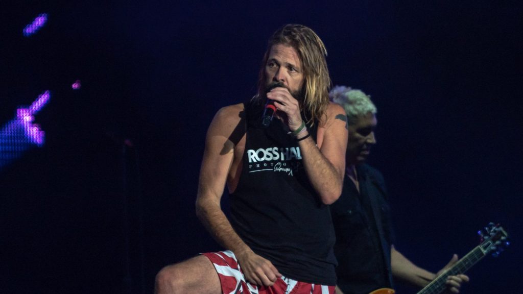 Taylor Hawkins performing live.