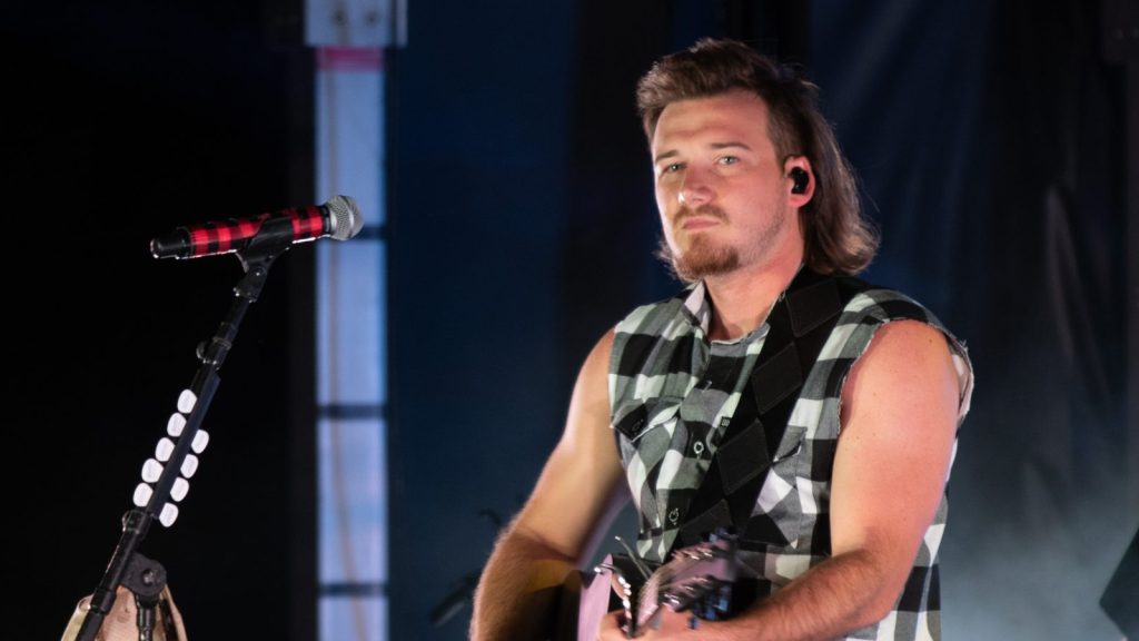 Morgan Wallen performing live.