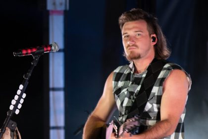 Morgan Wallen performing live.