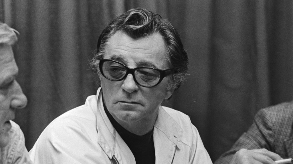 Robert Mitchum.