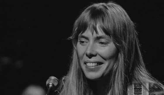 Joni Mitchell performing live.