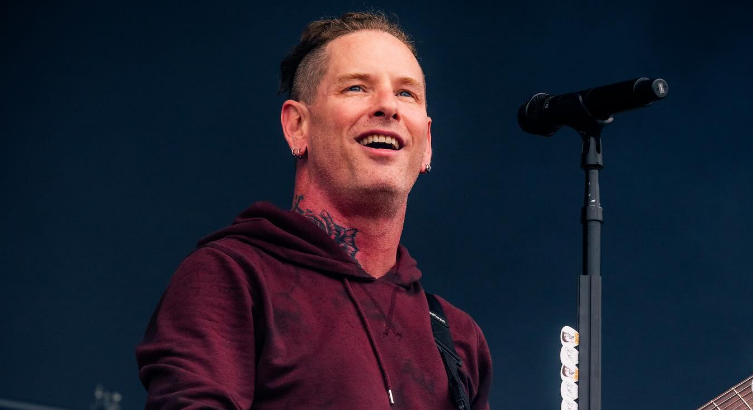 Corey Taylor performing live.