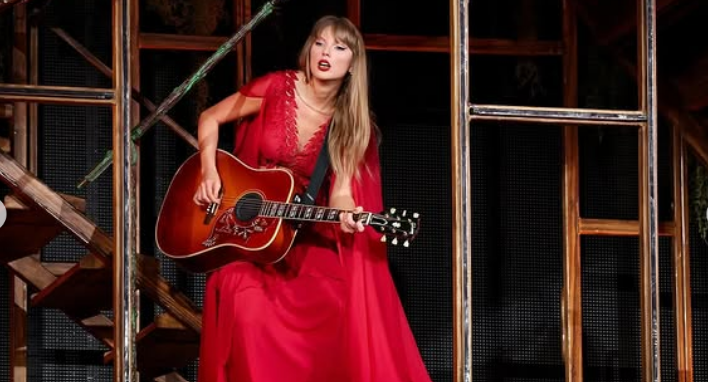 Taylor Swift performing live.