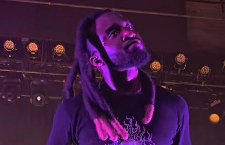 Shaboozey performing live.