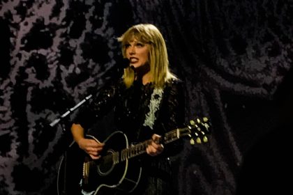 Taylor swift performing live.