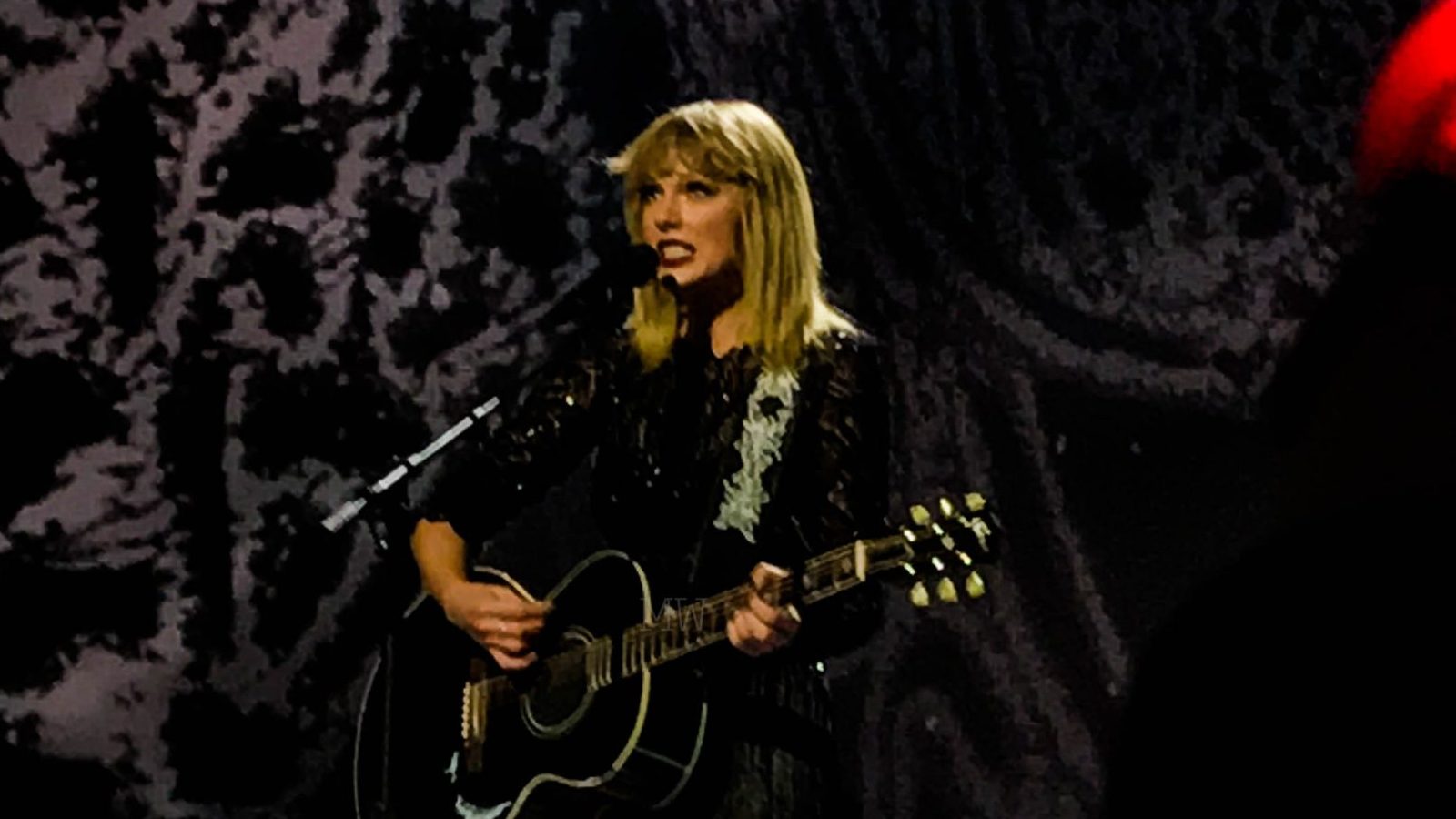 Taylor swift performing live.