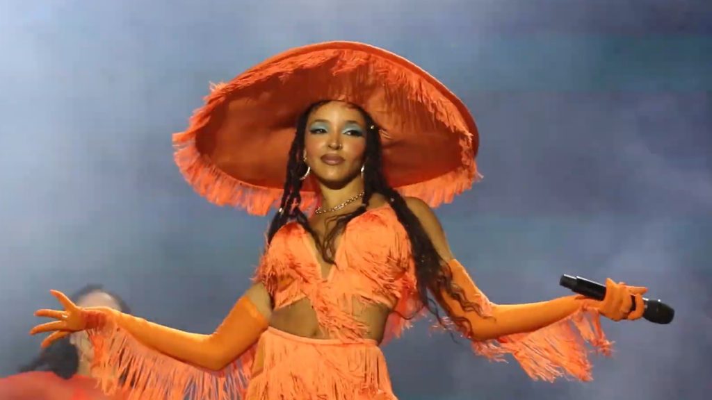 Tinashe performing live.