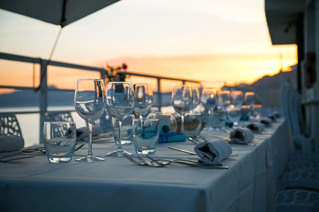 table, nature, glassware, cutlery, silverware, stemware, dining table, dinner table, table setting, table set-up, dinner, luxury, restaurant, sunset