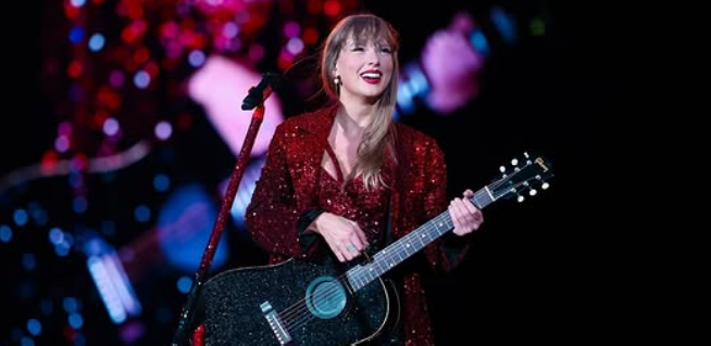 Taylor Swift performing live.