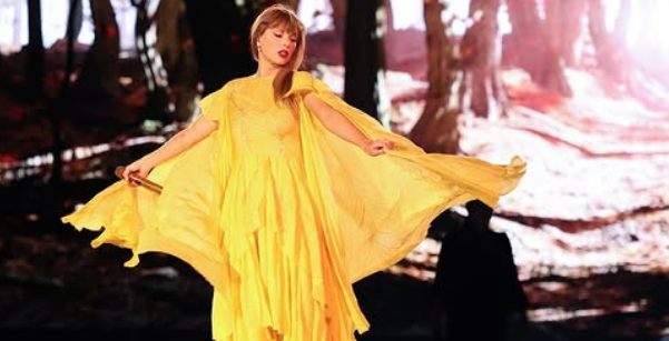 Taylor Swift performing live.