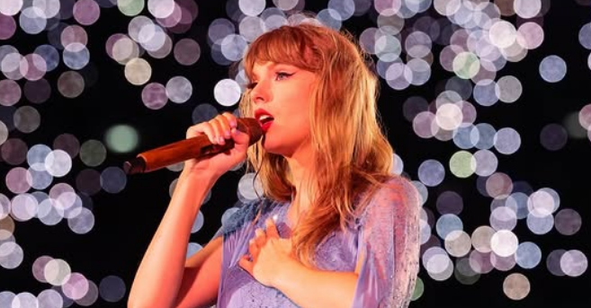 Taylor Swift performing live.
