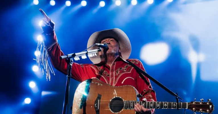 Alan Jackson performing live.