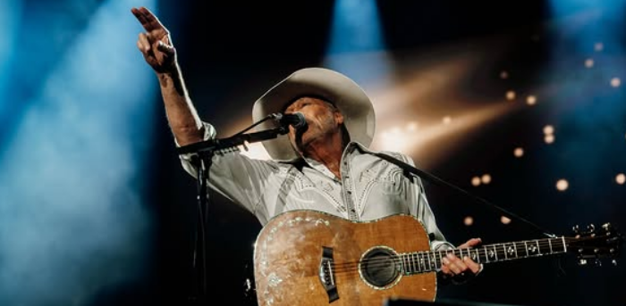 Alan Jackson performing live.