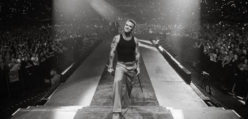 Robbie Williams performing live.