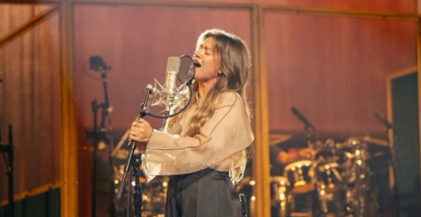 Kelly Clarkson performing live.